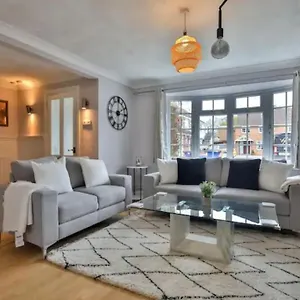 Large 4 Bed House Near River Thames Old Windsor